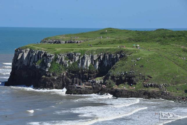 Turistas sobem em falésia no Parque Estadual da Guarita, em Torres, litoral norte do Rio Grande do Sul
